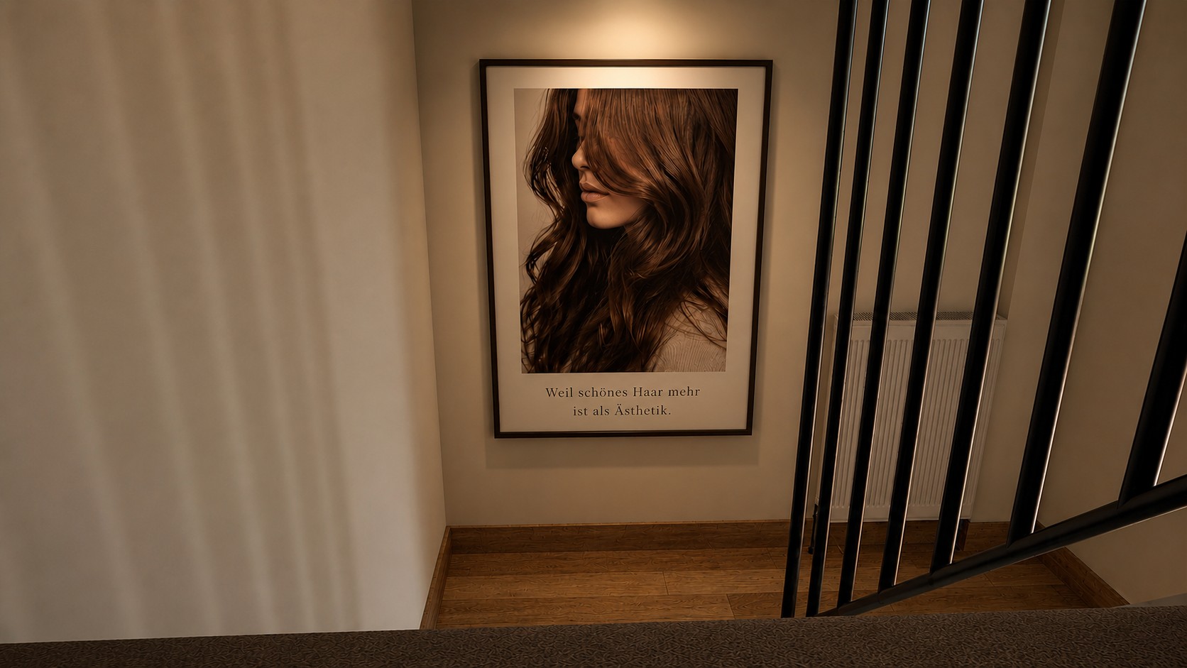 Interior Design für Gewerberäume in Nürnberg Studio Du & Ich4 Escada - 1a Treppe im Haartherapie-Studio mit schwarzem Geländer, gerichteter Beleuchtung und einem Bild zum Thema Haarpflege.